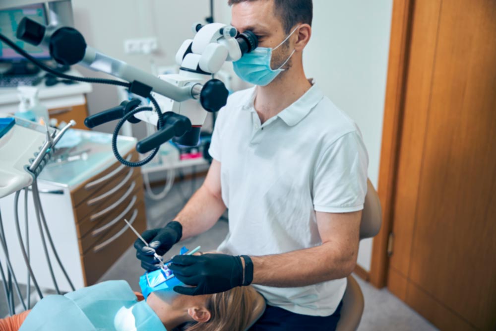 Пломбування зубів у Healthy Dent