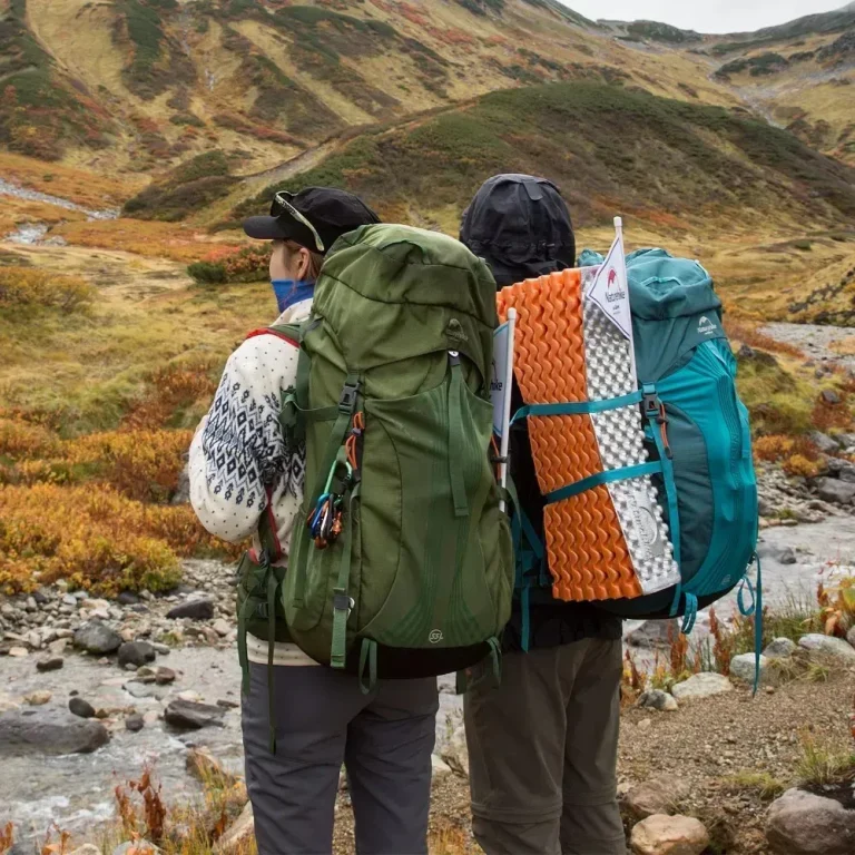 Туристи з рюкзаками Naturehike в горах під час походу