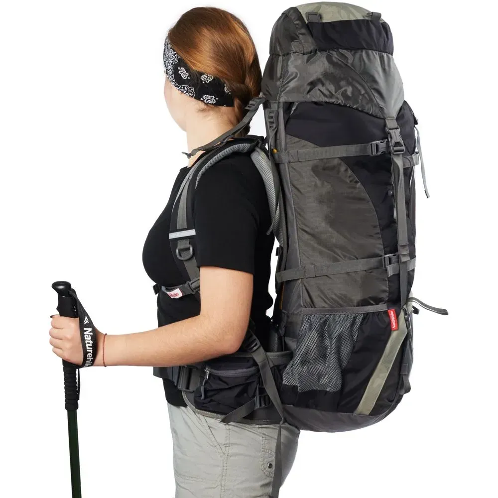 Рюкзак туристичний Naturehike NH70B070-B Туристичний рюкзак Naturehike NH70B070-B на спині мандрівниці